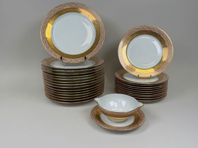 beaucoup d'assiettes empilées les unes sur les autres