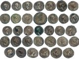 une collection de pièces de monnaie romaines antiques sur fond blanc