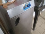 une photo d'une cuisine avec une cuisinière et une machine à laver