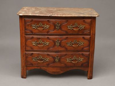 une commode ancienne avec dessus en marbre