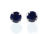 une paire de boucles d'oreilles à clous en saphir bleu sur fond blanc