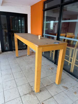 a table that is sitting outside of a building