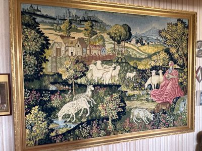une image d'un tableau accroché au mur d'une pièce