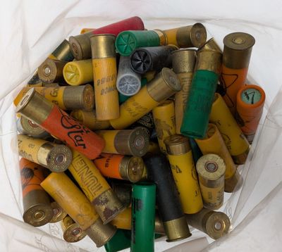 de nombreux types de cartouches de fusil de chasse dans un sac en plastique