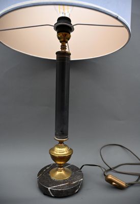 une lampe posée sur une table avec une lumière dessus