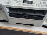 une imprimante posée sur un bureau