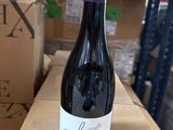 une bouteille de vin posée sur un carton