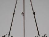 une suspension de style ancien, dotée d'une coupole en verre à sa base
