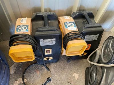 deux compresseurs d'air posés par terre à côté d'une paire de chaussures
