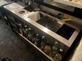 une image d'une cuisine avec un évier et un comptoir