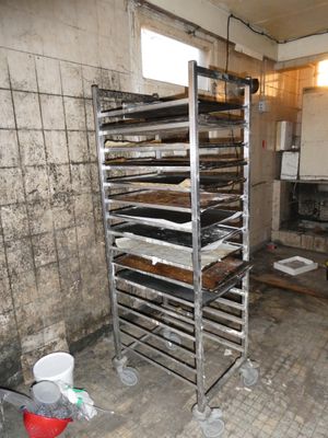 une photo d'une cuisine où l'on voit plusieurs plateaux remplis de plats