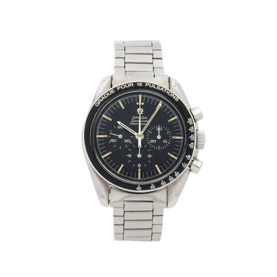 un gros plan d'une montre sur une surface blanche avec un fond blanc