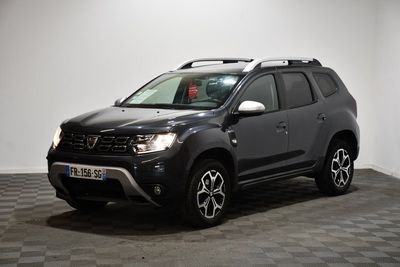 La Dacia grise est garée sur un sol à damier