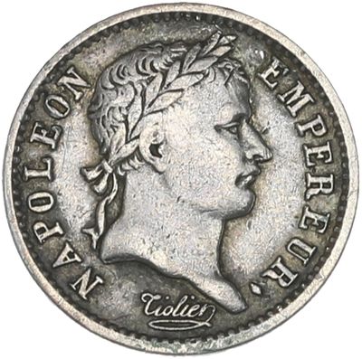 une pièce d'argent portant une tête de femme