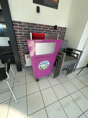 un réfrigérateur rose dans un coin de la pièce