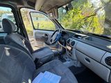 l'intérieur d'une voiture dont le siège conducteur est rabattu