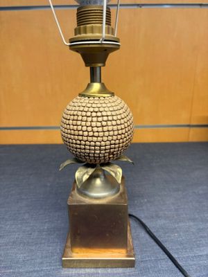 l'image d'une lampe posée sur une table