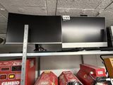 il y a beaucoup d'articles différents sur les rayons du magasin