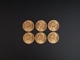 gros plan d'un paquet de pièces d'or sur une surface noire