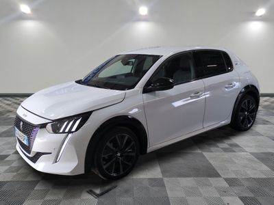 la voiture blanche est garée sur un sol en damier dans le garage
