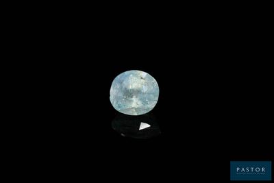 un gros plan d'une lune bleue sur fond noir