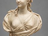 un buste en marbre blanc représentant une femme en robe