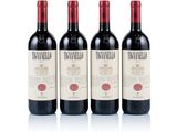 trois bouteilles de vin rouge posées l'une à côté de l'autre sur une surface blanche