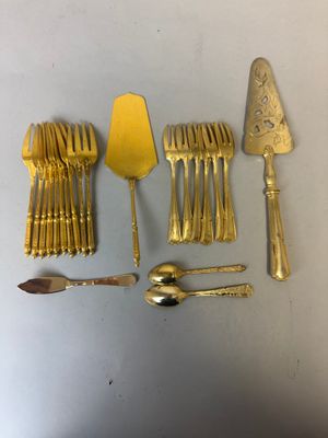 beaucoup de couverts dorés sur la table