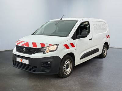 La camionnette blanche a des bandes rouges sur les côtés.