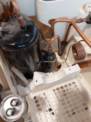 un lavabo blanc avec un réservoir noir et un robinet marron