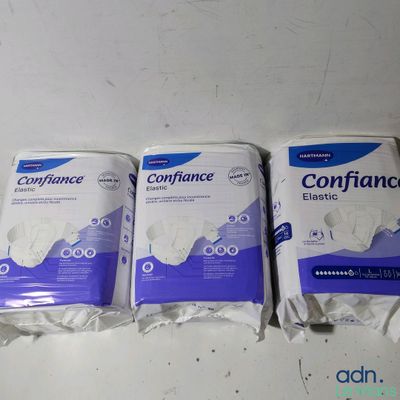trois paquets de serviettes hygiéniques jetables posés sur une table
