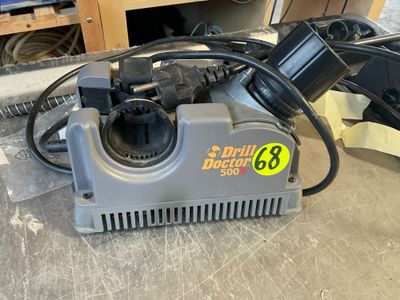 une petite machine posée sur une table