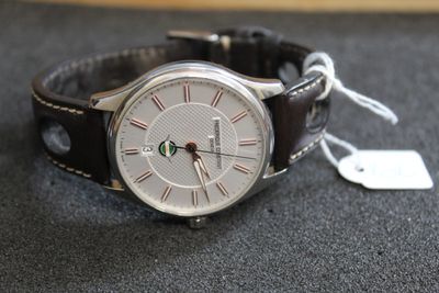 une montre posée sur une surface noire