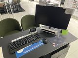 un bureau d'ordinateur équipé d'un clavier et d'un écran