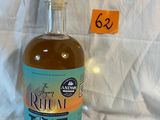 une bouteille de rhum posée sur un drap blanc