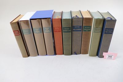 plusieurs livres sont empilés sur une surface blanche