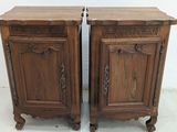 paire de tables de chevet anciennes en bois avec des plateaux sculptés