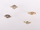 un lot de cinq bagues en or et diamants