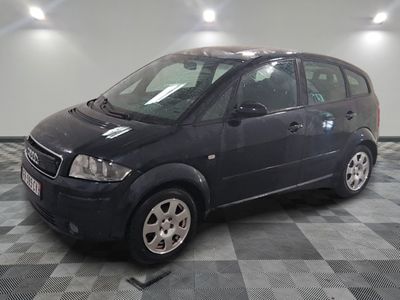 la photo d'une petite voiture noire garée dans un garage
