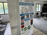 une photo d'une pièce où est accrochée une banderole au mur