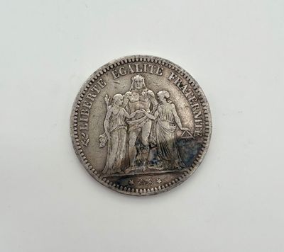 une pièce de monnaie en argent portant l'image d'un homme et d'une femme