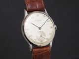 gros plan d'une montre-bracelet avec un bracelet en cuir marron