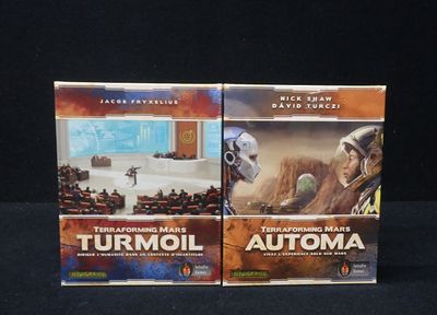 deux DVD posés sur une table noire