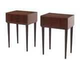 une paire de tables de chevet avec des pieds en bois et des tiroirs