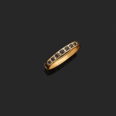 une bague sertie d'un diamant et de dix-huit pierres