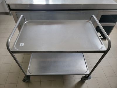 un chariot métallique muni d'un plateau, dans une cuisine