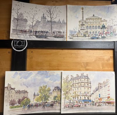 trois tableaux accrochés au mur d'une pièce
