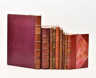 plusieurs vieux livres sont alignés sur une surface blanche