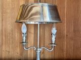 une lampe posée sur une table dans une pièce