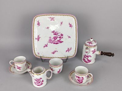 une photo d'un service à thé en porcelaine rose et blanche, avec des tasses et des soucoupes assorties
